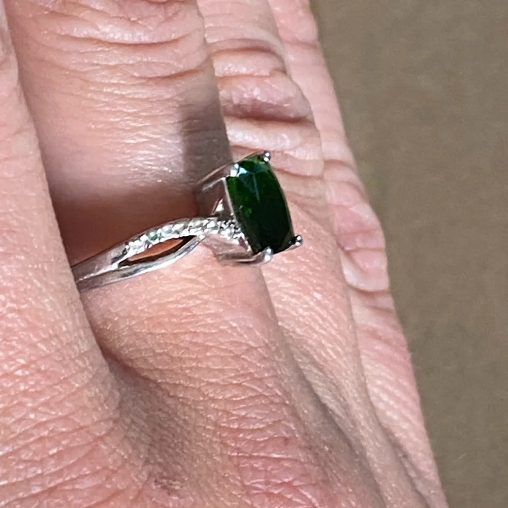 STS - Emerald Green Stone - Sterling Silver 925 Ring with Diamond Detailed band - Picture 13 of 17